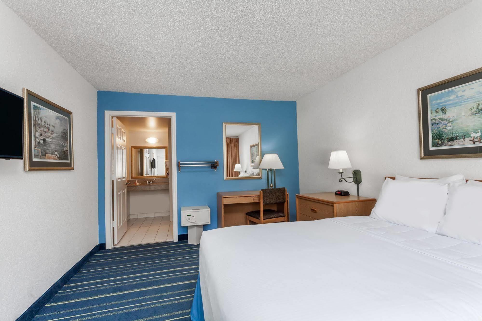 Days By Wyndham West Palm 2*