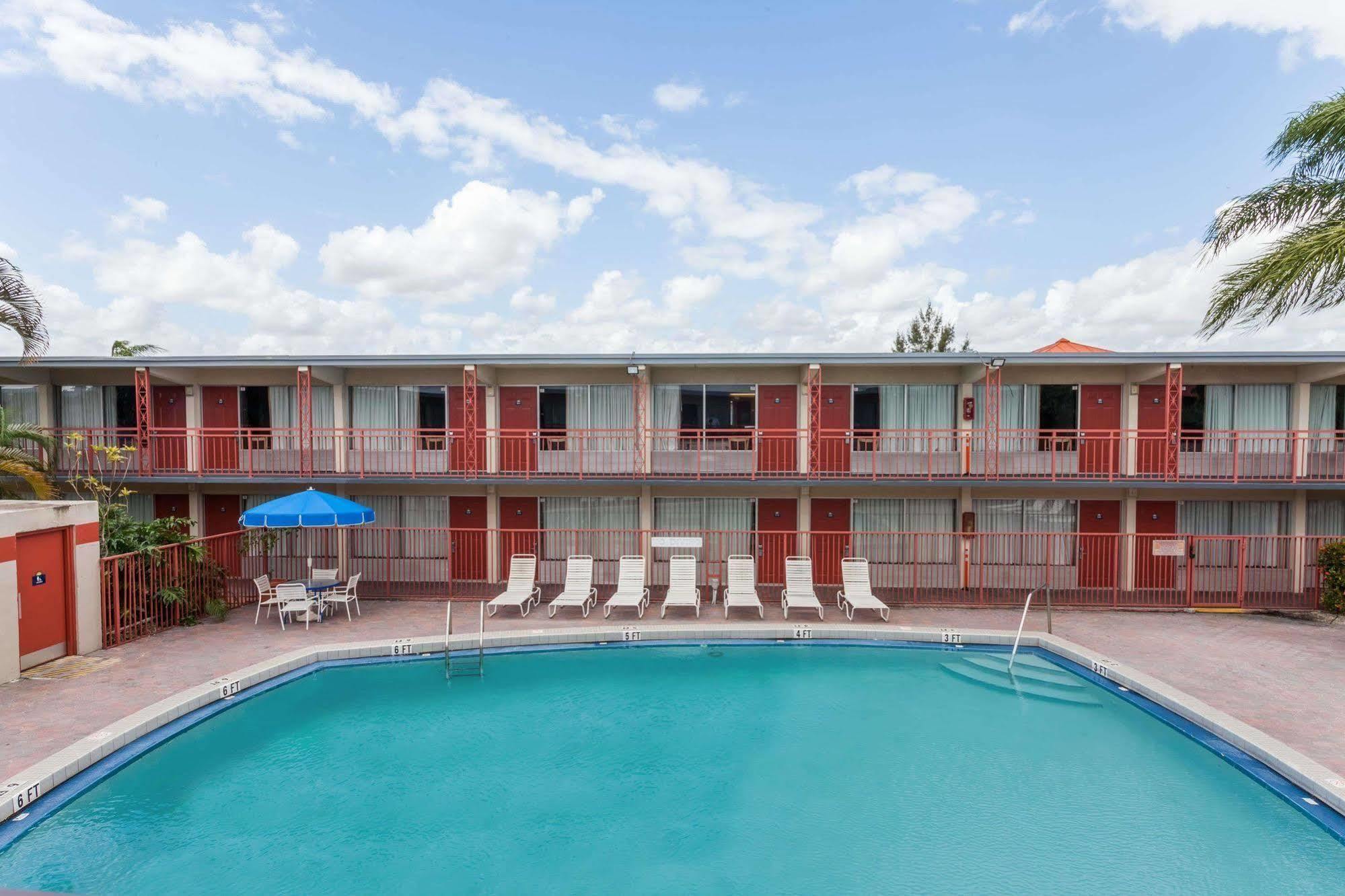 Days By Wyndham West Palm Hotel 2*