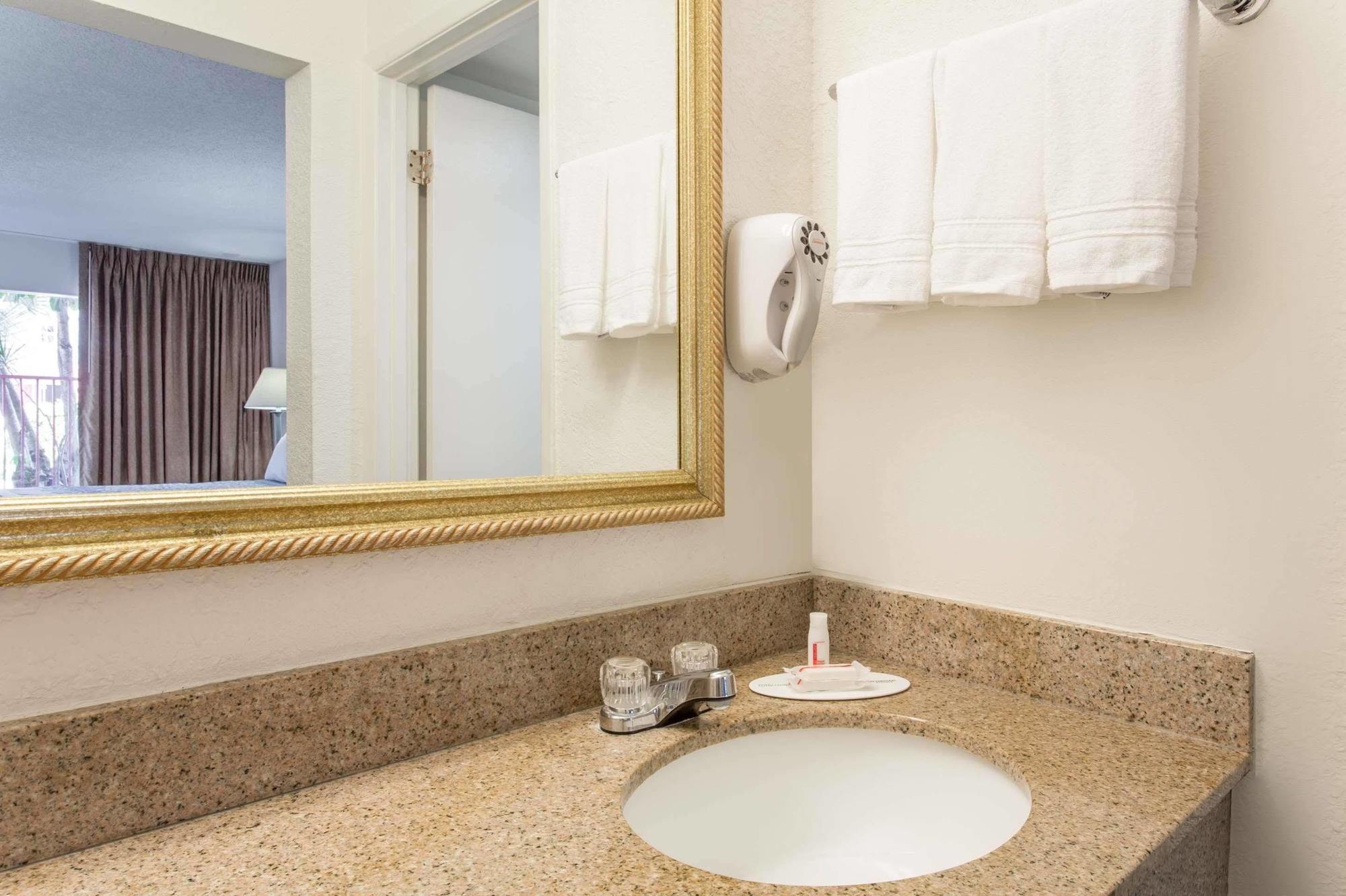 Days By Wyndham West Palm West Palm Beach
