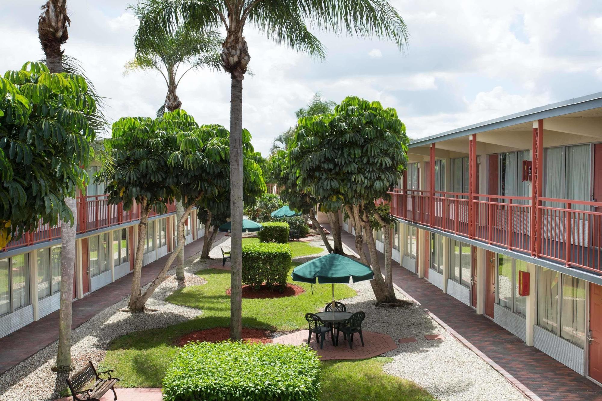 Days By Wyndham West Palm Hotel West Palm Beach