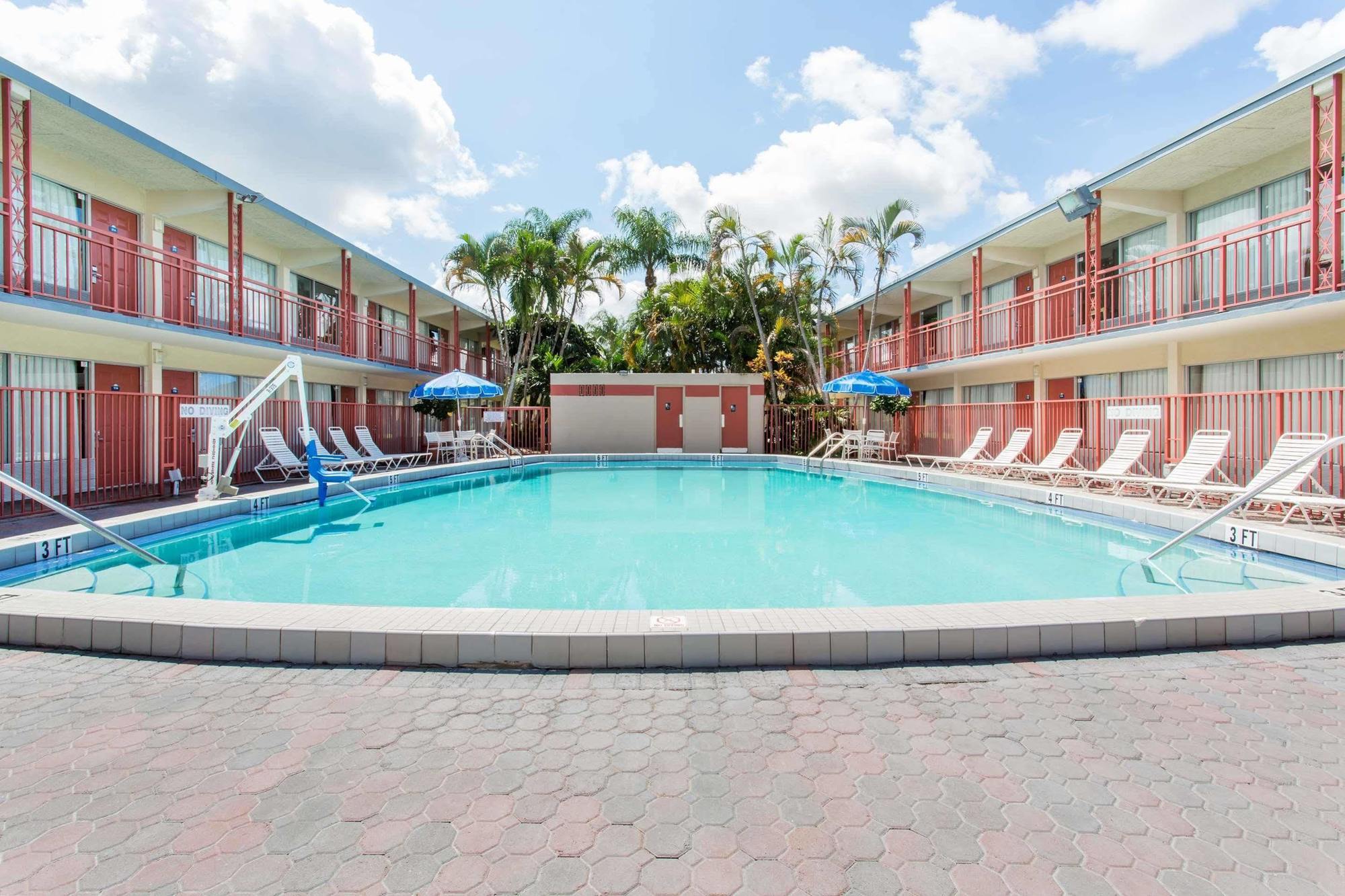 Days By Wyndham West Palm Hotel