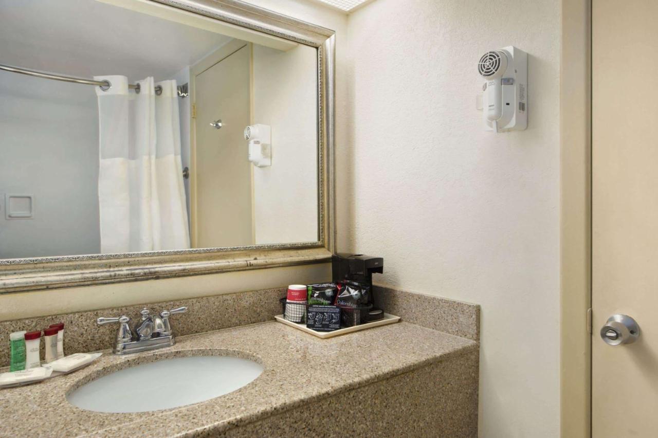 Ramada By Wyndham West Palm Airport 3*