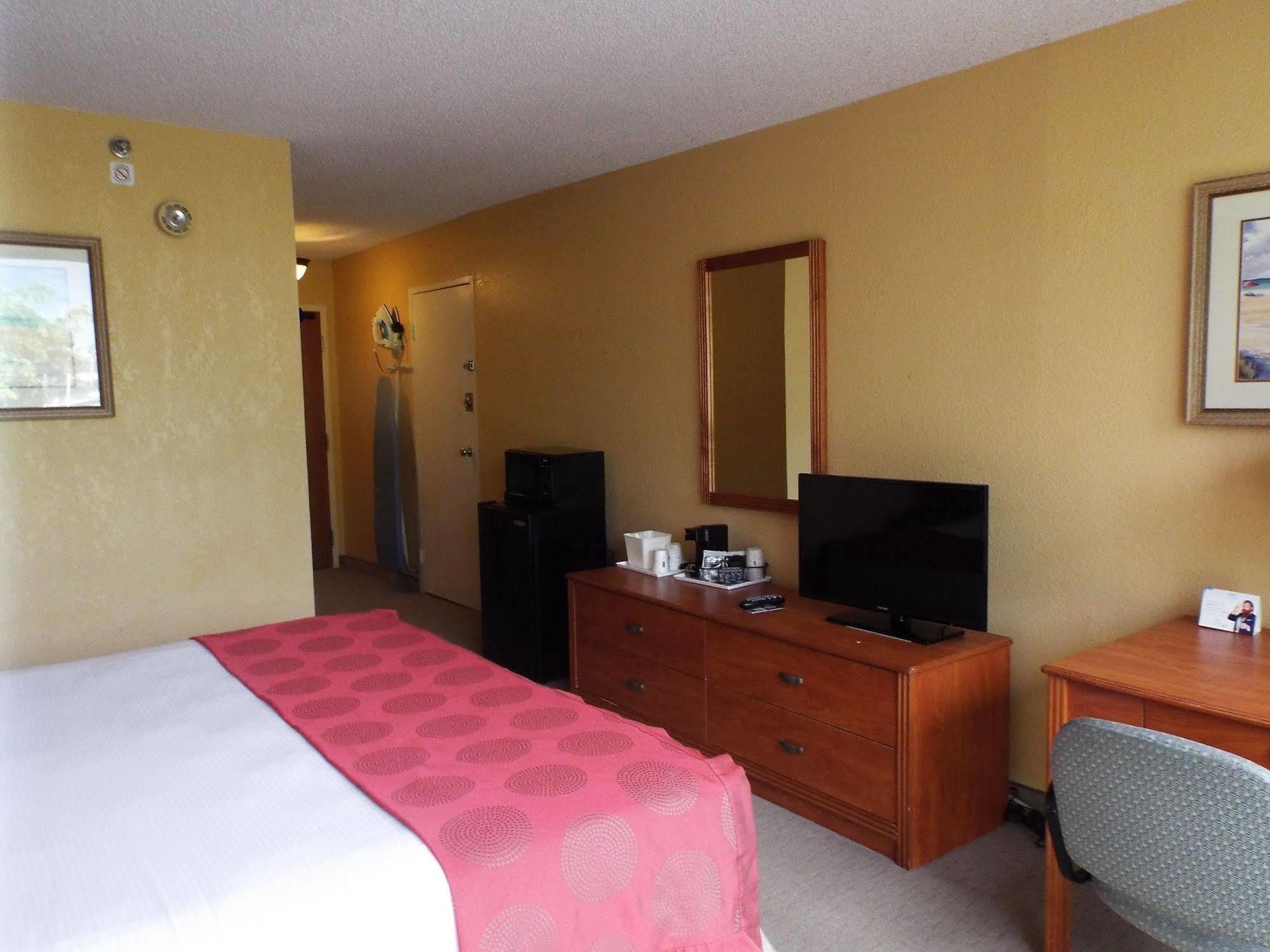 Ramada By Wyndham West Palm Airport Hotel