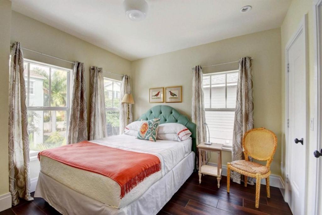 Sunny Days Walking Distance To Everything!