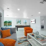 Home In West Palm Beach With Pool And Pool Table!