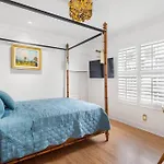 The Golden Alligator 2 - 3 Beds 1 Bath Palm Beach Regency Style, Near Everything