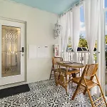 The Golden Alligator 2 - 3 Beds 1 Bath Palm Beach Regency Style, Near Everything