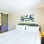 Dog Friendly Condo With Beach Access, Hot Tub, Firepit