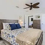 Ridgeway Villa - Revel In Sunlit Living With Backyard Gazebo & Pool