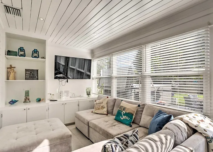 West Palm Beach Bungalow With Shared Backyard