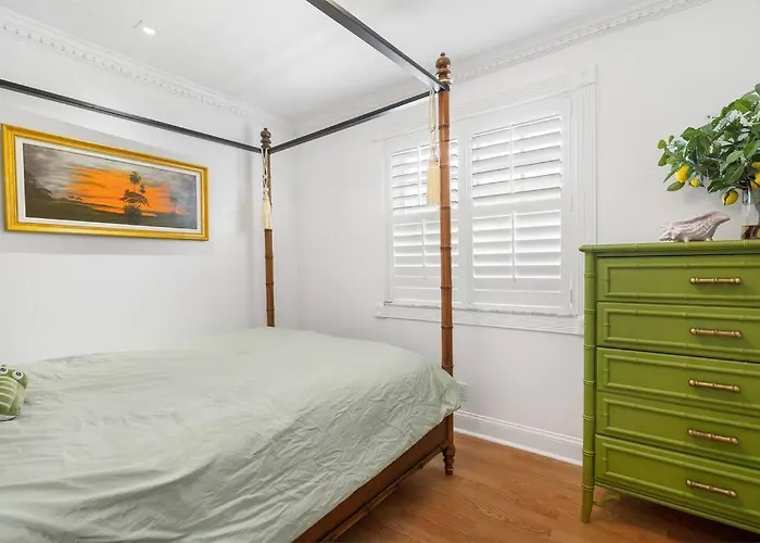 The Golden Alligator 2 - 3 Beds 1 Bath Palm Beach Regency Style, Near Everything