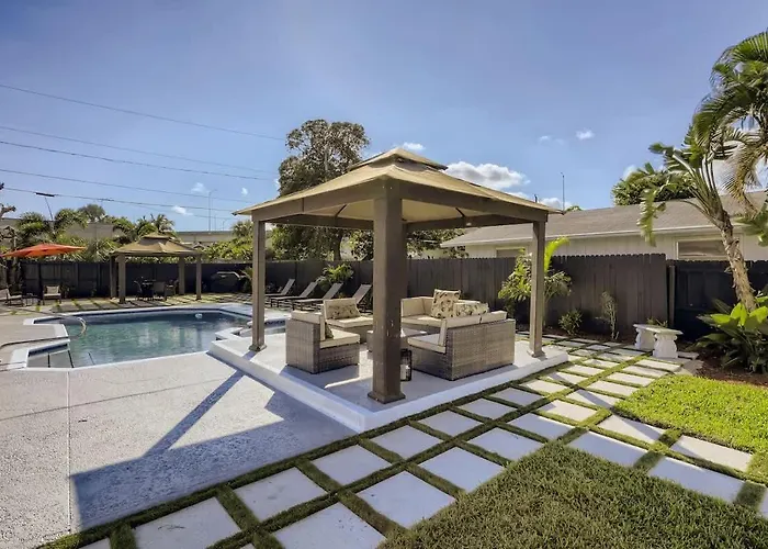Ridgeway Villa - Revel In Sunlit Living With Backyard Gazebo & Pool