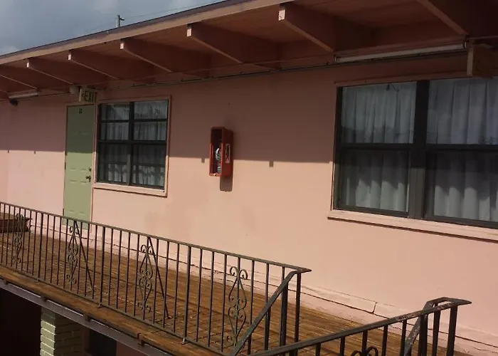 Helen Apartments & Motel