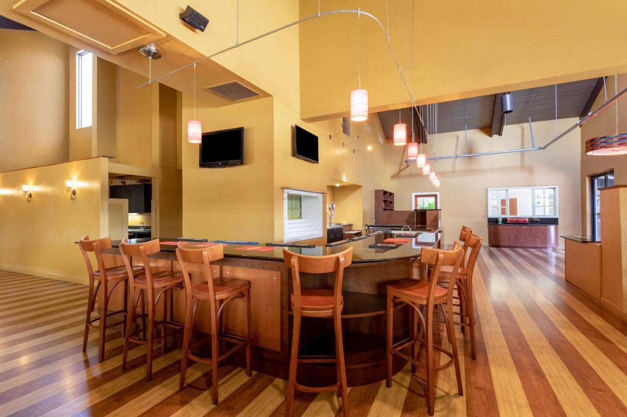 Ramada By Wyndham West Palm Airport Hotel 3*