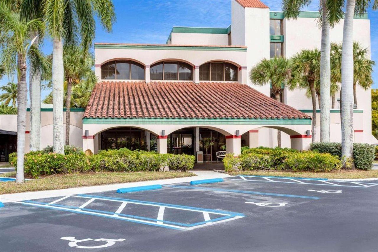 Ramada By Wyndham West Palm Airport Hotel 3*