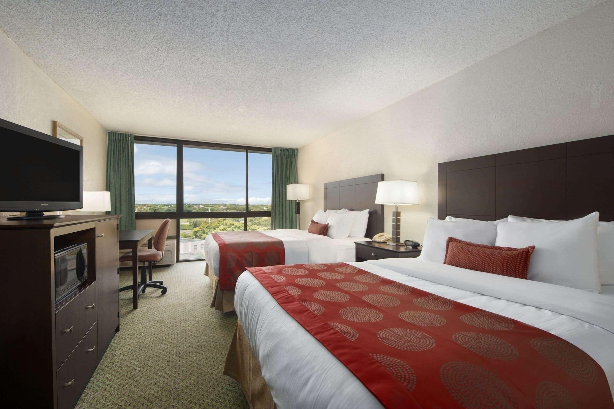 Ramada By Wyndham West Palm Airport 3*