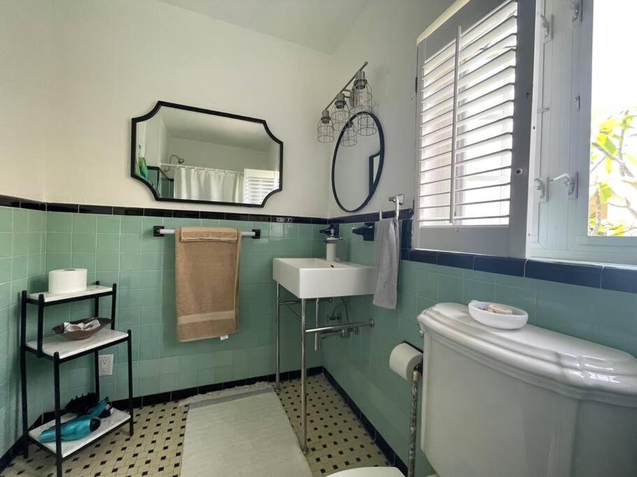 Hot Tub, Tiki Bar, Outdoor Shower, Near Intercoastal Waterway! Pousada West Palm Beach