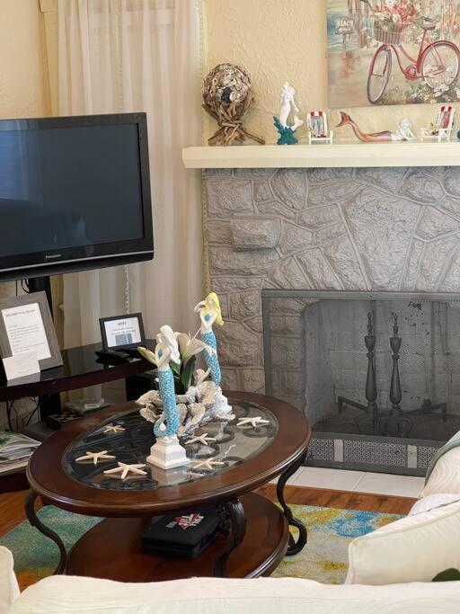 2 Bedroom Downtown West Palm Close To Apartment *