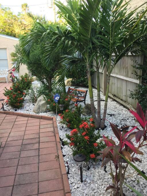 Apartment 2 Bedroom Downtown West Palm Close To
