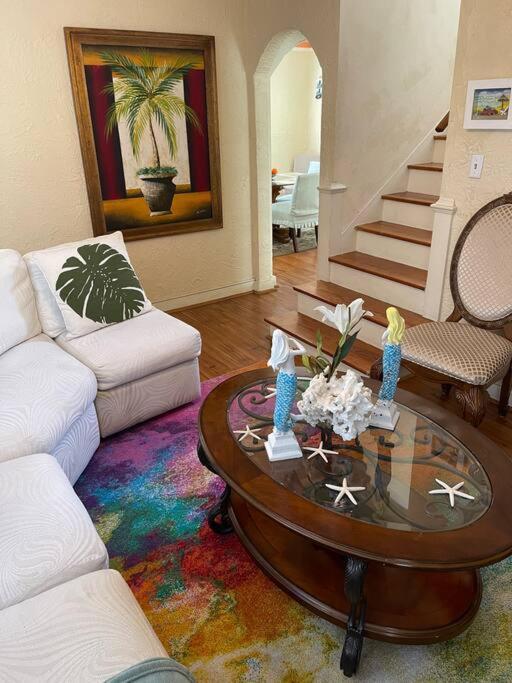 2 Bedroom Downtown West Palm Close To Apartment *