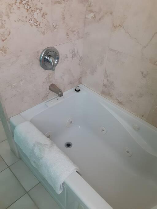 2 Bedroom Downtown West Palm Close To *