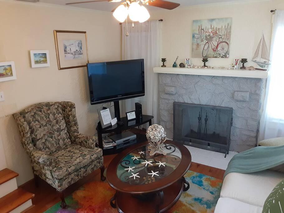2 Bedroom Downtown West Palm Close To Apartment *