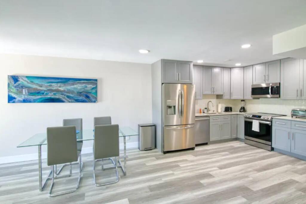 Dog Friendly With Access, Hot Tub, Firepit Apartment West Palm Beach