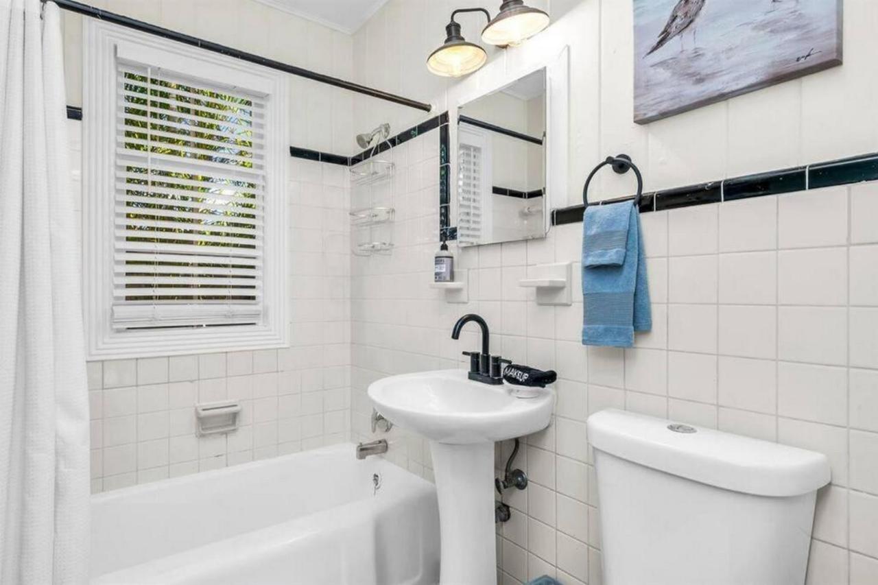 Tropical Estate W/ & Pool. Sleeps 8!