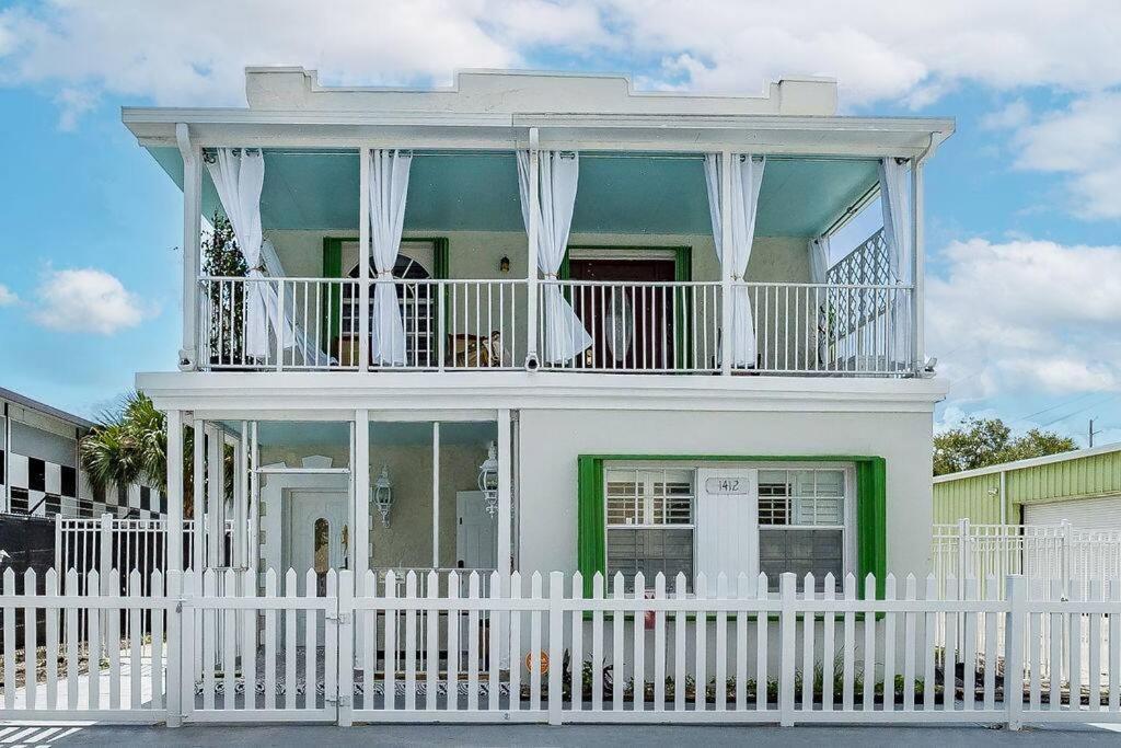 The Golden Alligator 2 - 3 Beds 1 Bath Palm Regency Style, Near Everything *