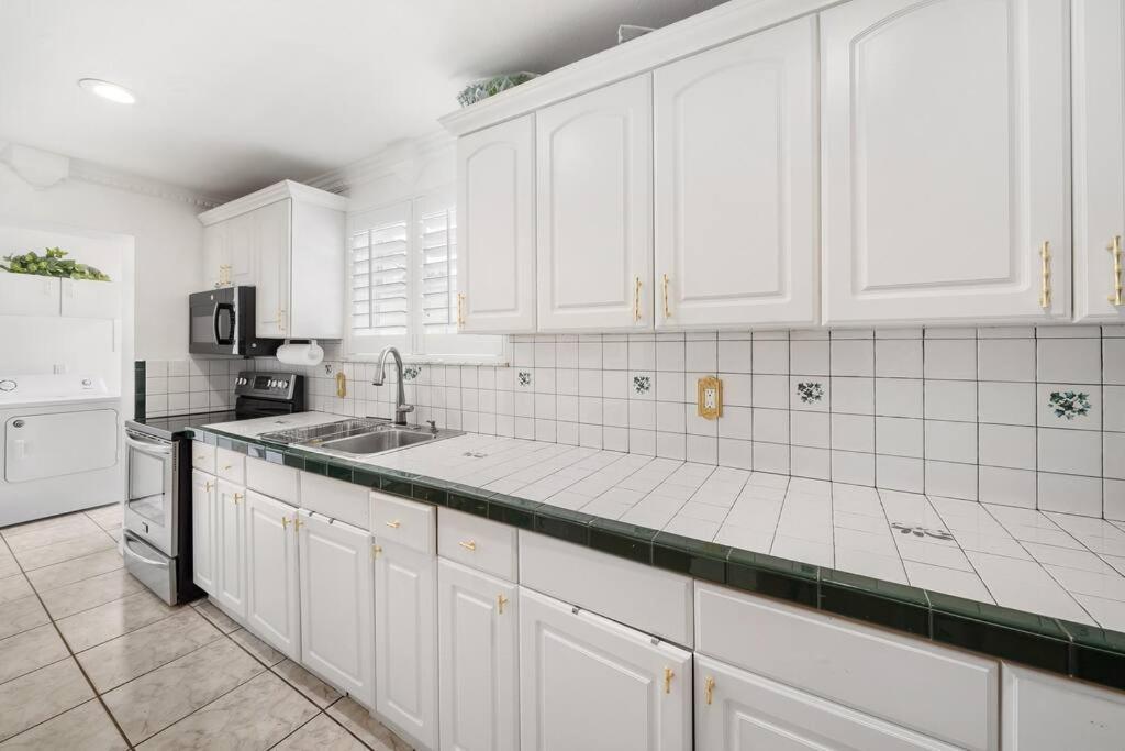 The Golden Alligator 2 - 3 Beds 1 Bath Palm Regency Style, Near Everything *
