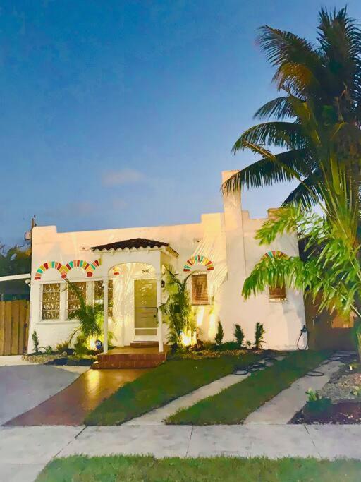 Poolside Tropical Getaway Easy Access To Fun Casa de férias West Palm Beach