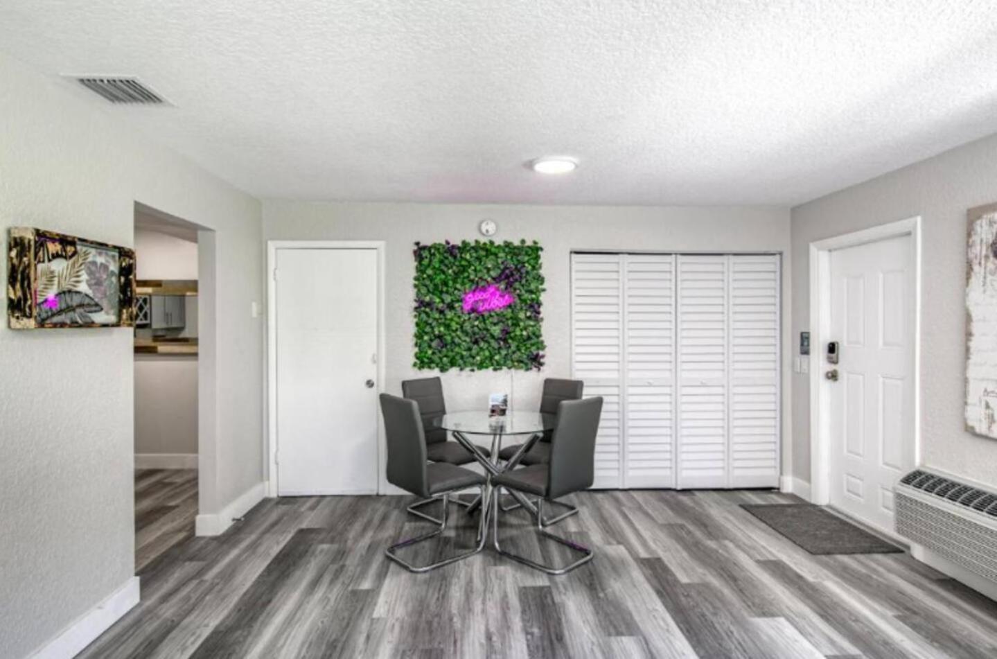 Dog Friendly With Access, Hot Tub, Firepit Apartment West Palm Beach