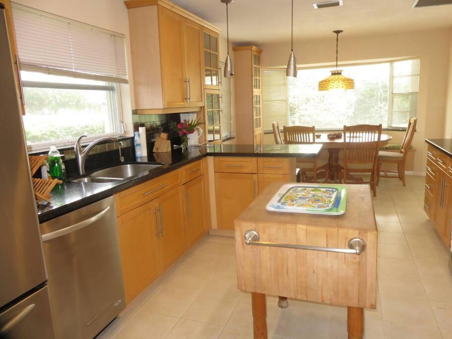 Spacious Villa, Pool, Water Views, Walk To Casa de férias