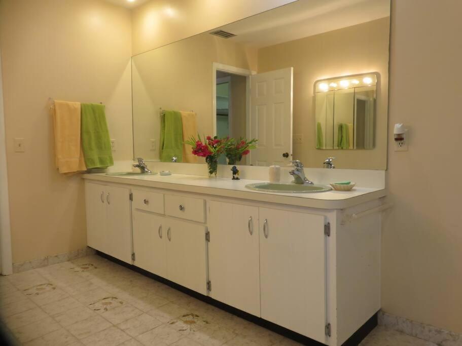 Spacious Villa, Pool, Water Views, Walk To *