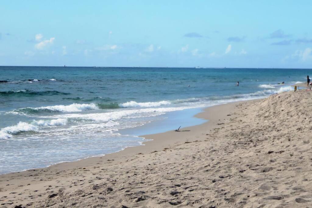 Spacious Villa, Pool, Water Views, Walk To Casa de férias West Palm Beach