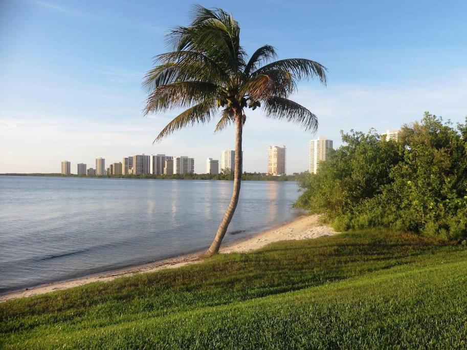 Spacious Villa, Pool, Water Views, Walk To West Palm Beach
