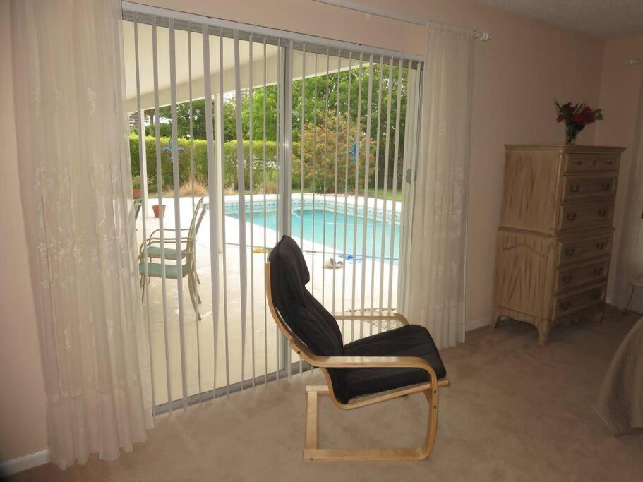 Spacious Villa, Pool, Water Views, Walk To West Palm Beach