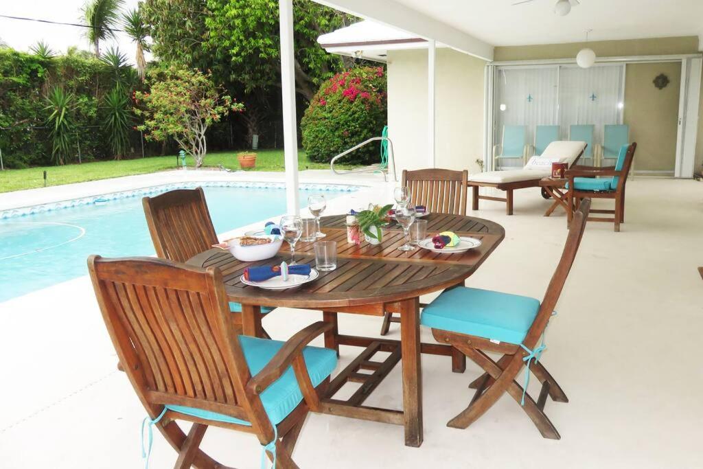 Casa de férias Spacious Villa, Pool, Water Views, Walk To West Palm Beach