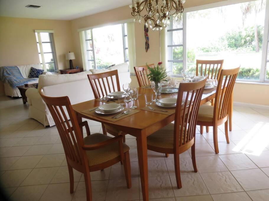 Spacious Villa, Pool, Water Views, Walk To Casa de férias *
