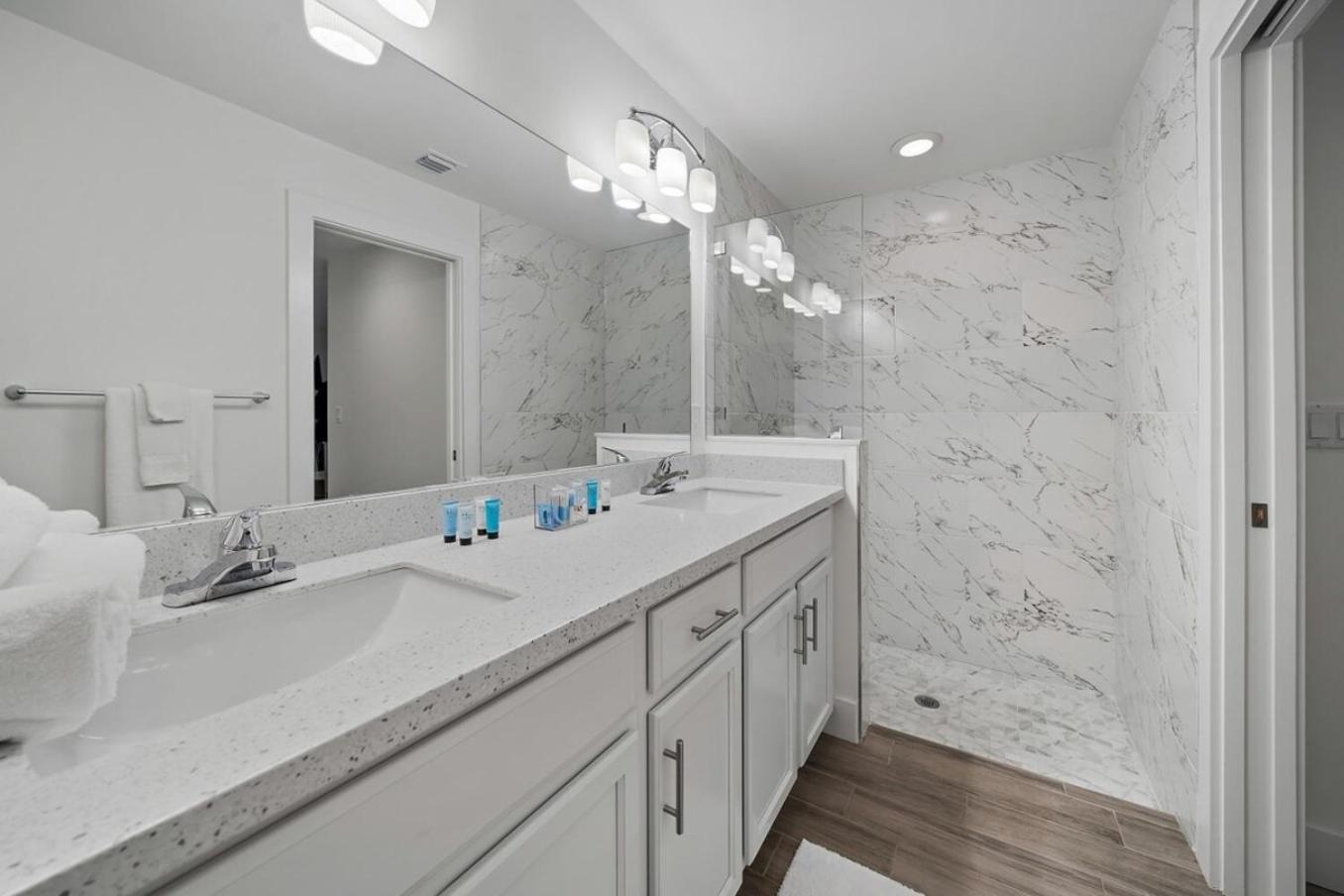 New Construction 10 To 5 To Downtown *