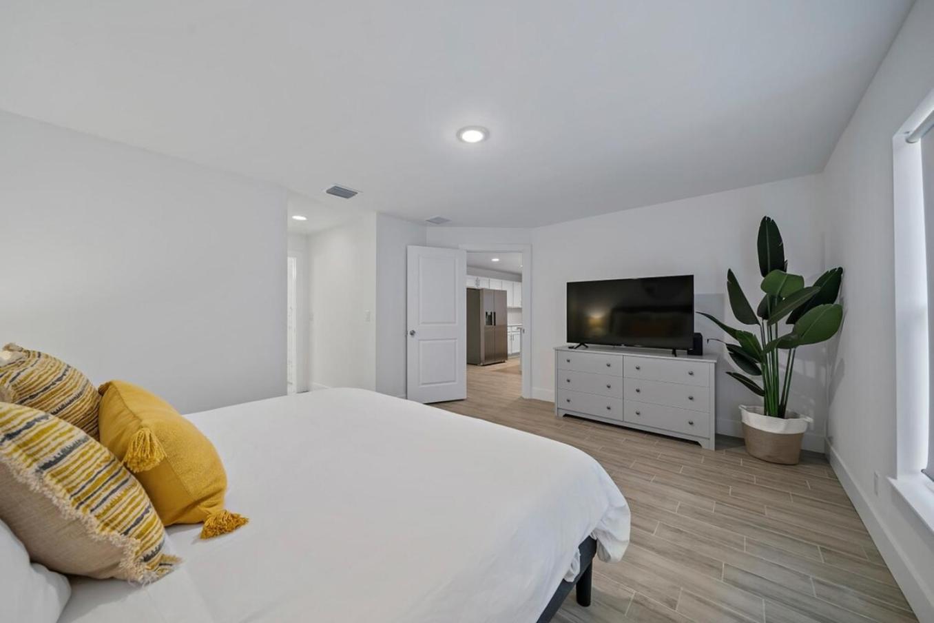 New Construction 10 To 5 To Downtown *