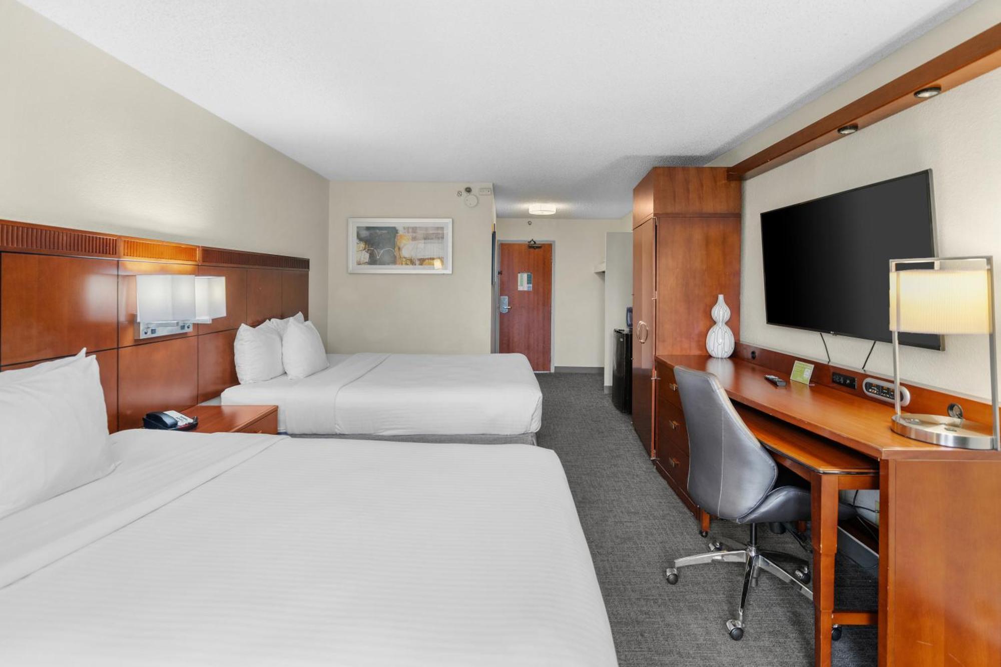 Hotel 88 Palms & Event Center 2*