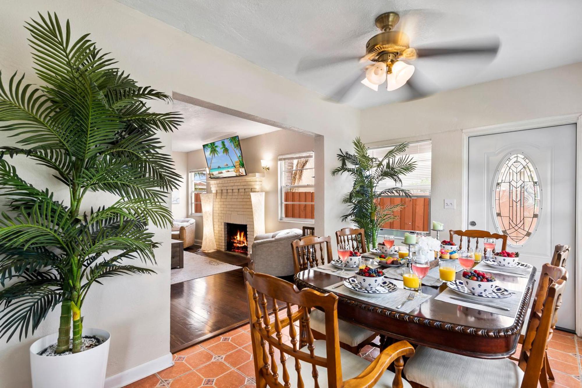 Chic Downtown Vacation And Guest Villa West Palm Beach