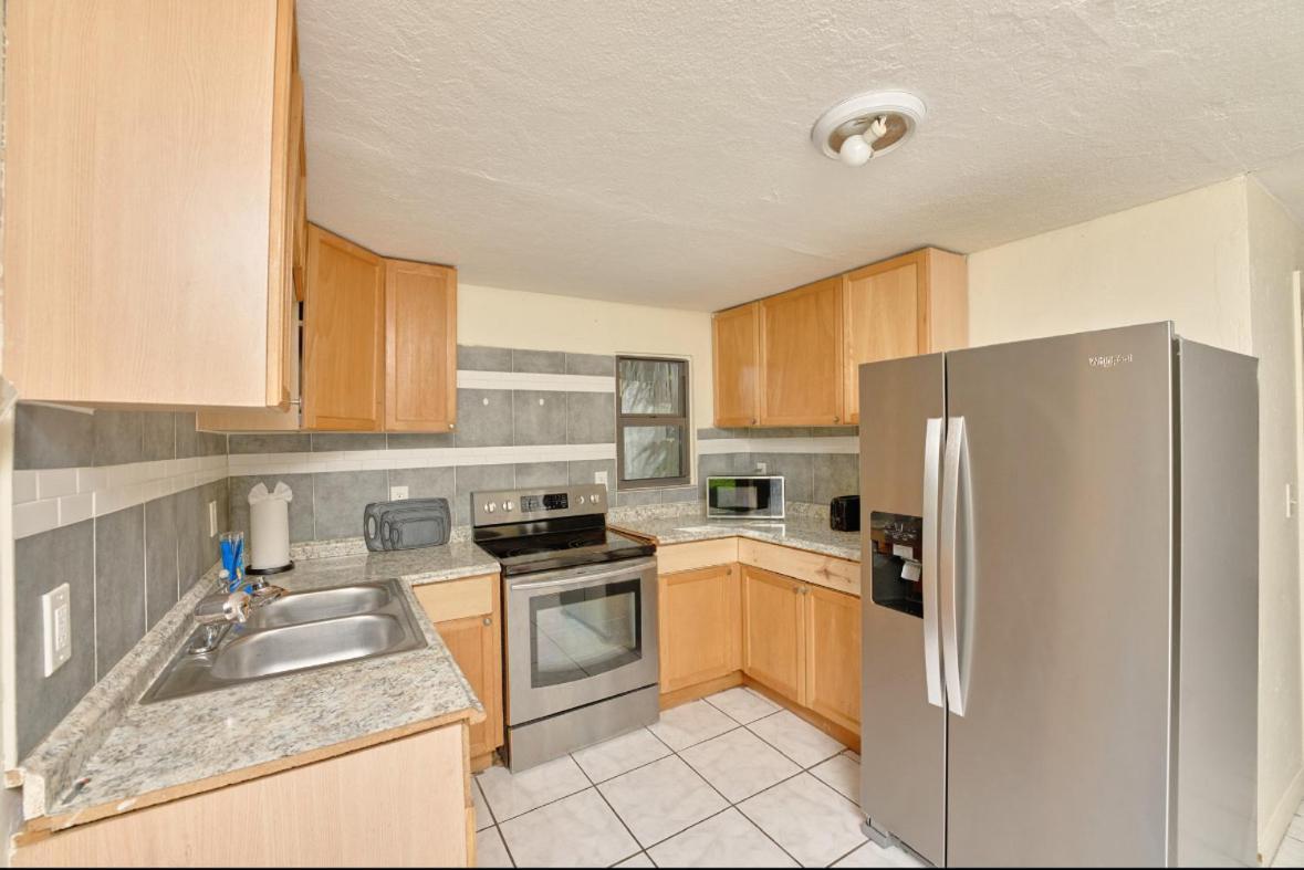 3 Bedrooms 1 Bathroom Entire Side House * West Palm Beach