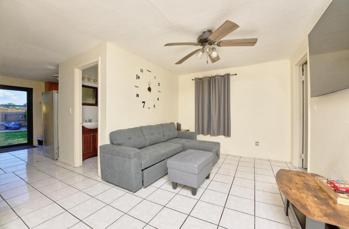 3 Bedrooms 1 Bathroom Entire Side House West Palm Beach