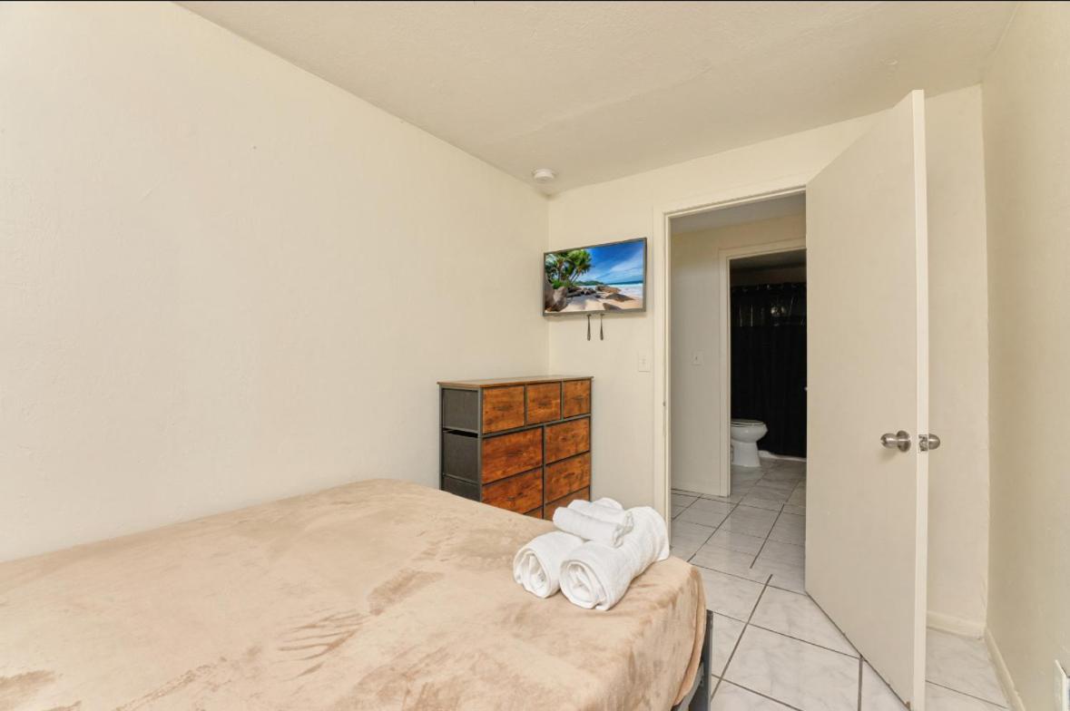 Pousada 3 Bedrooms 1 Bathroom Entire Side House West Palm Beach