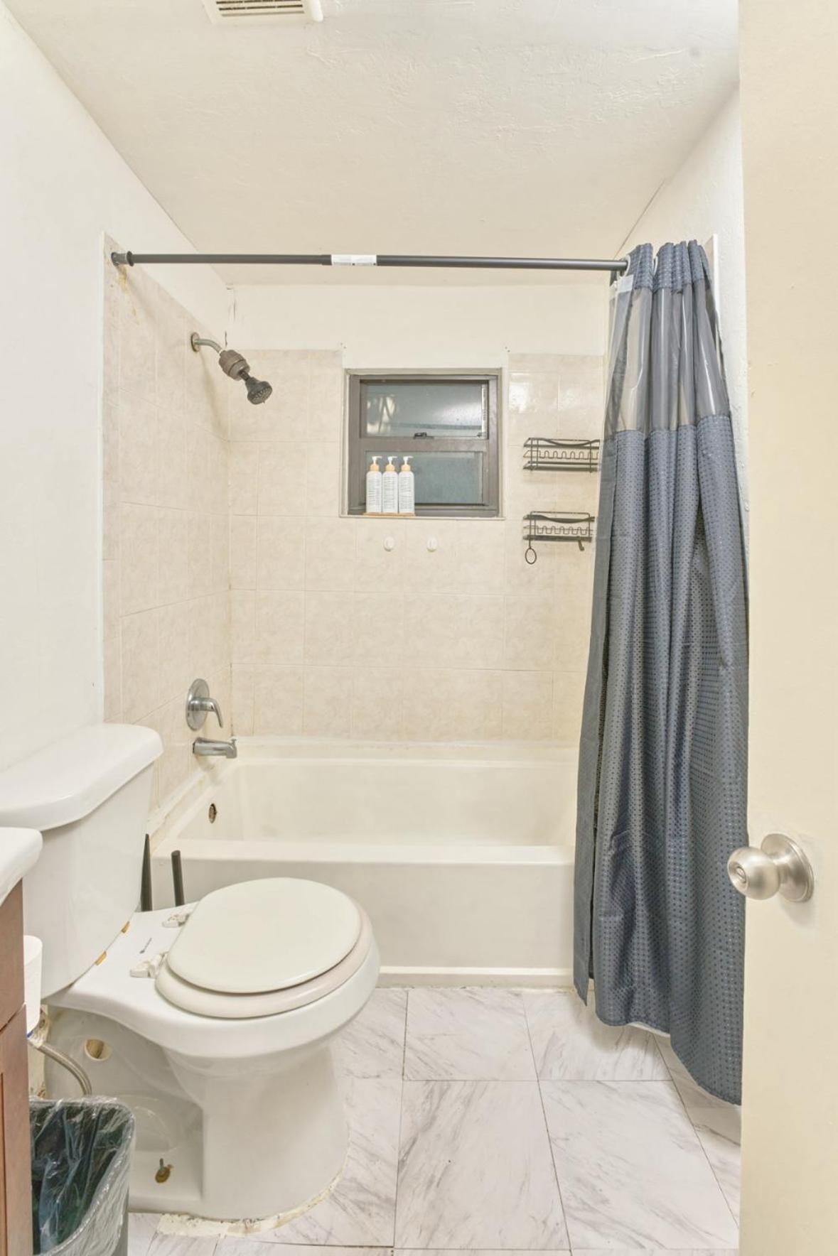 3 Bedrooms 1 Bathroom Entire Side House Pousada