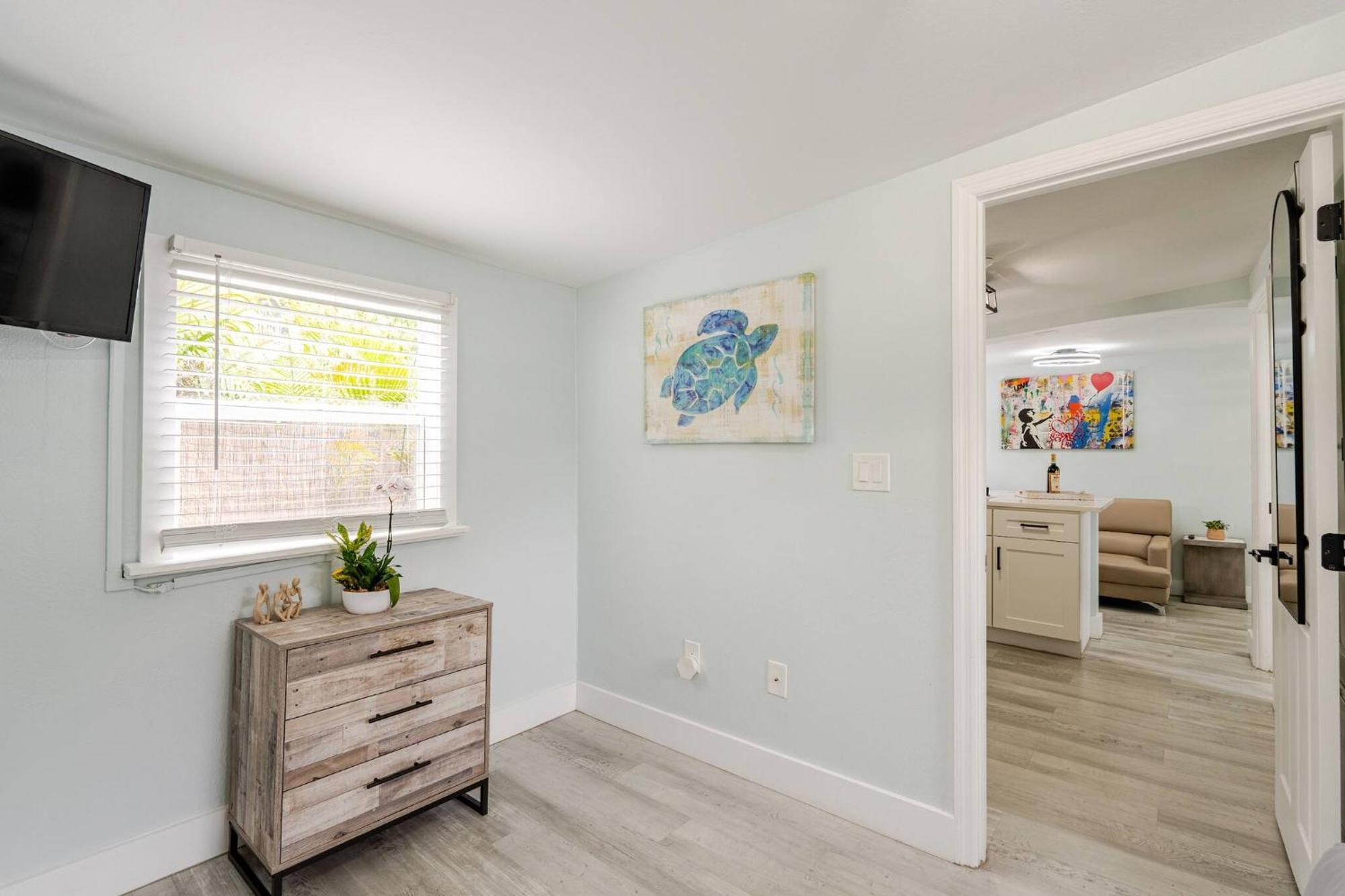 Stylish Retreat, Hot Tub, Bikes, West Palm Beach