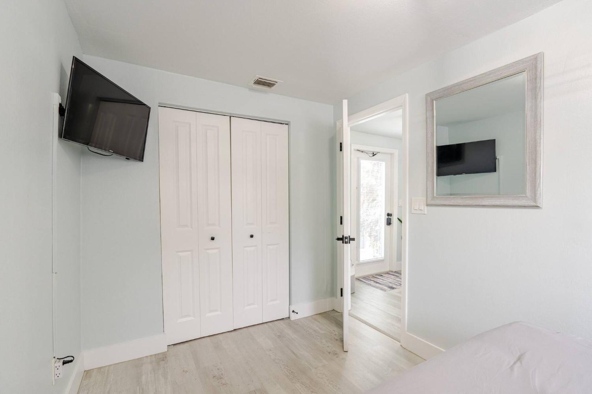 Stylish Retreat, Hot Tub, Bikes, * West Palm Beach