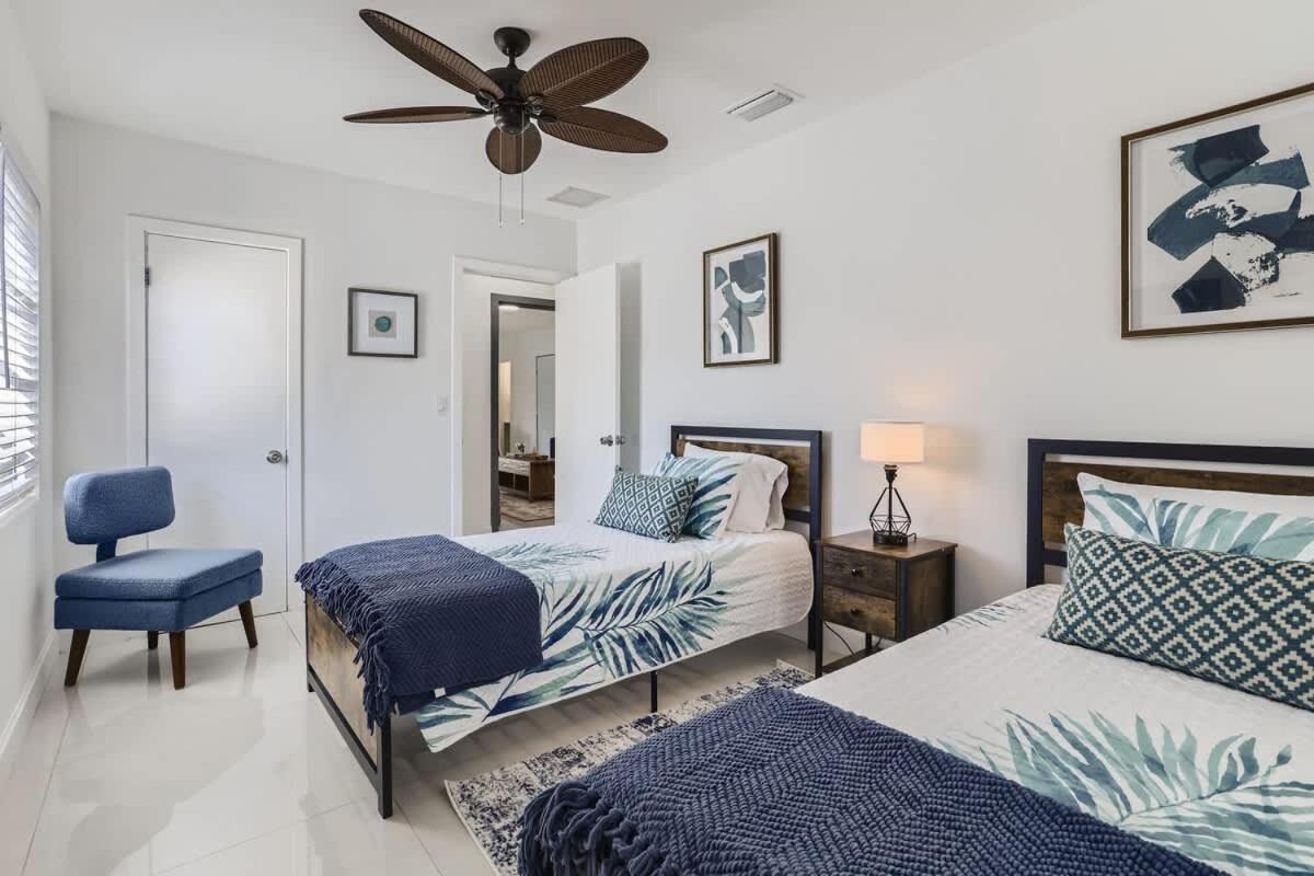 Casa de férias Ridgeway - Revel In Sunlit Living With Backyard Gazebo & Pool West Palm Beach